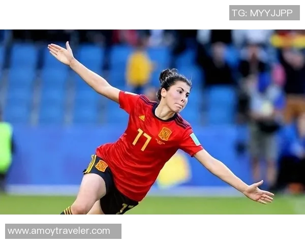 宽肩足球球星横扫绿茵赛场力量与荣耀并存引爆全球热潮